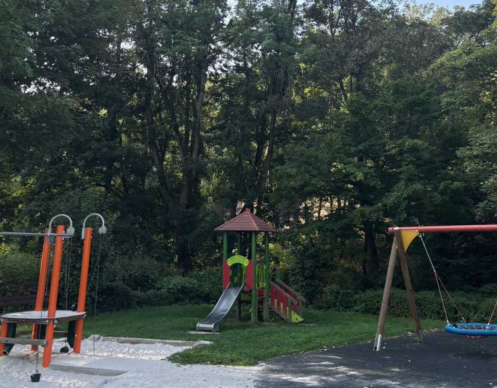 Baumschutz und Verkehrssicherungspflicht auf einem Spielplatz. Eigentum und Baumschutz, Baumrecht Nachbarschaft, Grenzbaum und Nachbarrecht, Überhang Äste, Wurzeln Nachbargrundstück, Baumschutzsatzung,