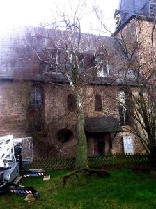 Windbruch, Birke liegt auf Kirche. Maßnahmenfrist Baum, Baumeigentümer Pflichten, Kommunale Baumkontrolle, Schadensfall Baum, nachvollziehbare Dokumentation, Baumkontrollrichtlinie.